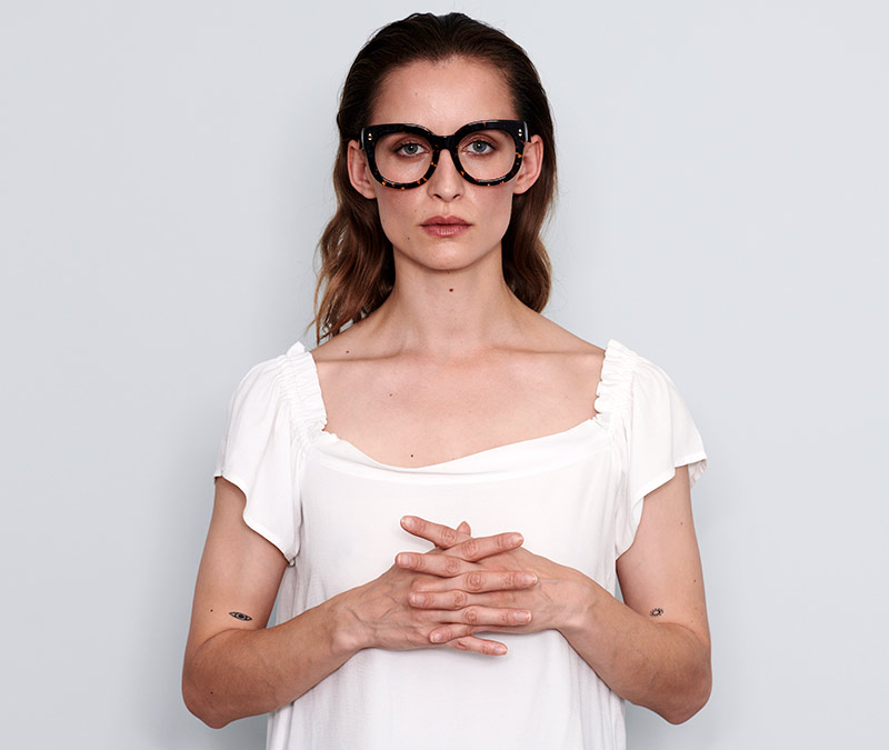 Alexis Amor Jojo frames in Gloss Black Amber Fleck