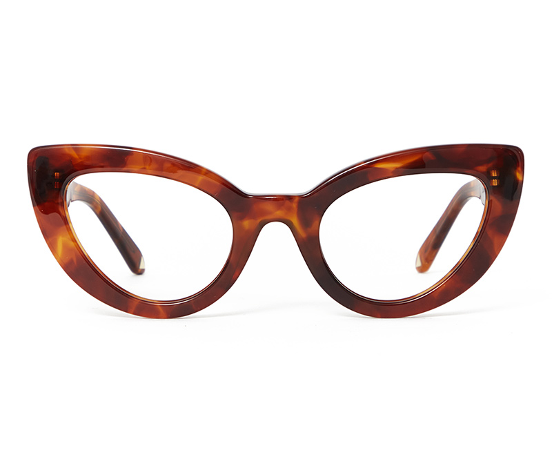 Alexis Amor Juno frames in Super Luxe Havana