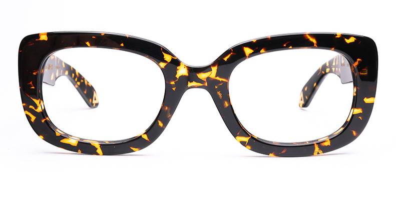 Alexis Amor Maude frames in Amber Fleck