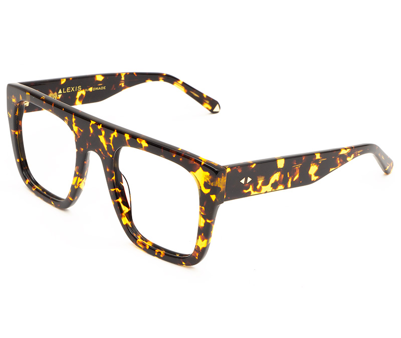 Alexis Amor Max frames in Amber Fleck