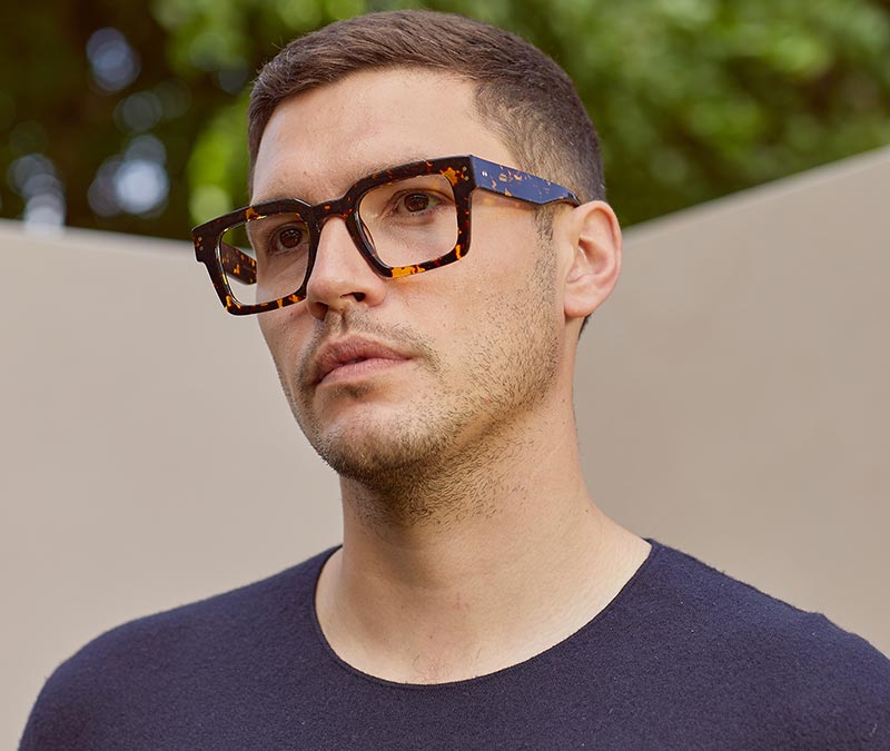 Alexis Amor Maxwell frames in Amber Fleck