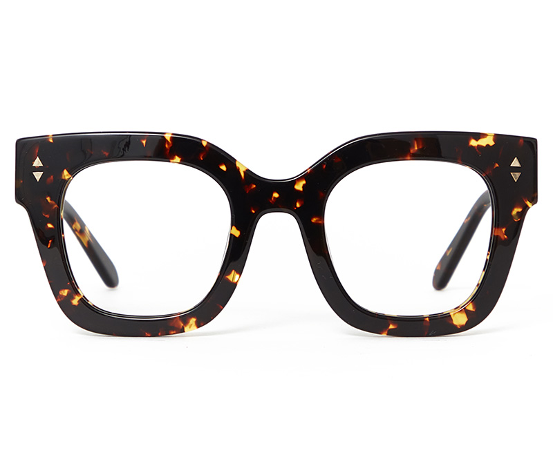 Alexis Amor Ruby frames in Amber Fleck